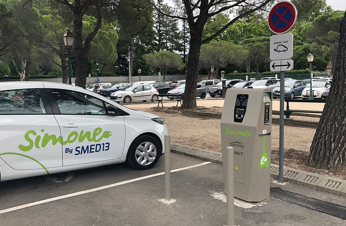 Photo d'une borne de recharge sur le parking de Saint-Rémy de Provence