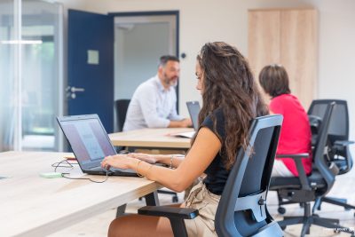 Personnes travaillant au bureau à l'intérieur de la Bergerie - Agrandir l'image 1 sur 9, fenêtre modale