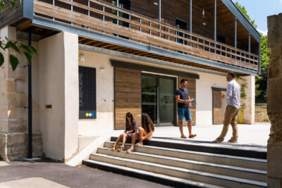 Photo de la façade de la Bergerie avec des personnes devant - Agrandir l'image 9 sur 9, fenêtre modale