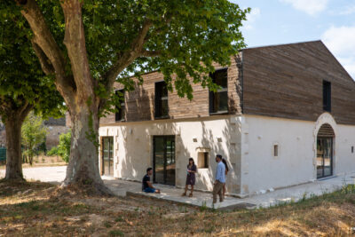Photo de la façade de la Bergerie avec des personnes devant - Agrandir l'image 8 sur 9, fenêtre modale