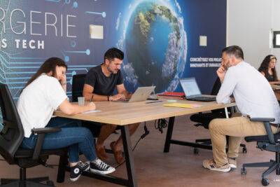 Personnes travaillant au bureau dans l'espace commun à l'intérieur de la Bergerie - Agrandir l'image 3 sur 9, fenêtre modale