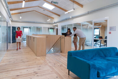 Personnes discutant au premier étage de la Bergerie - Agrandir l'image 2 sur 9, fenêtre modale