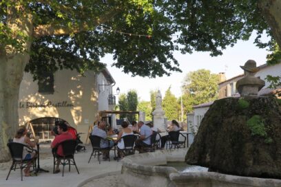 Place du bistrot au Paradou