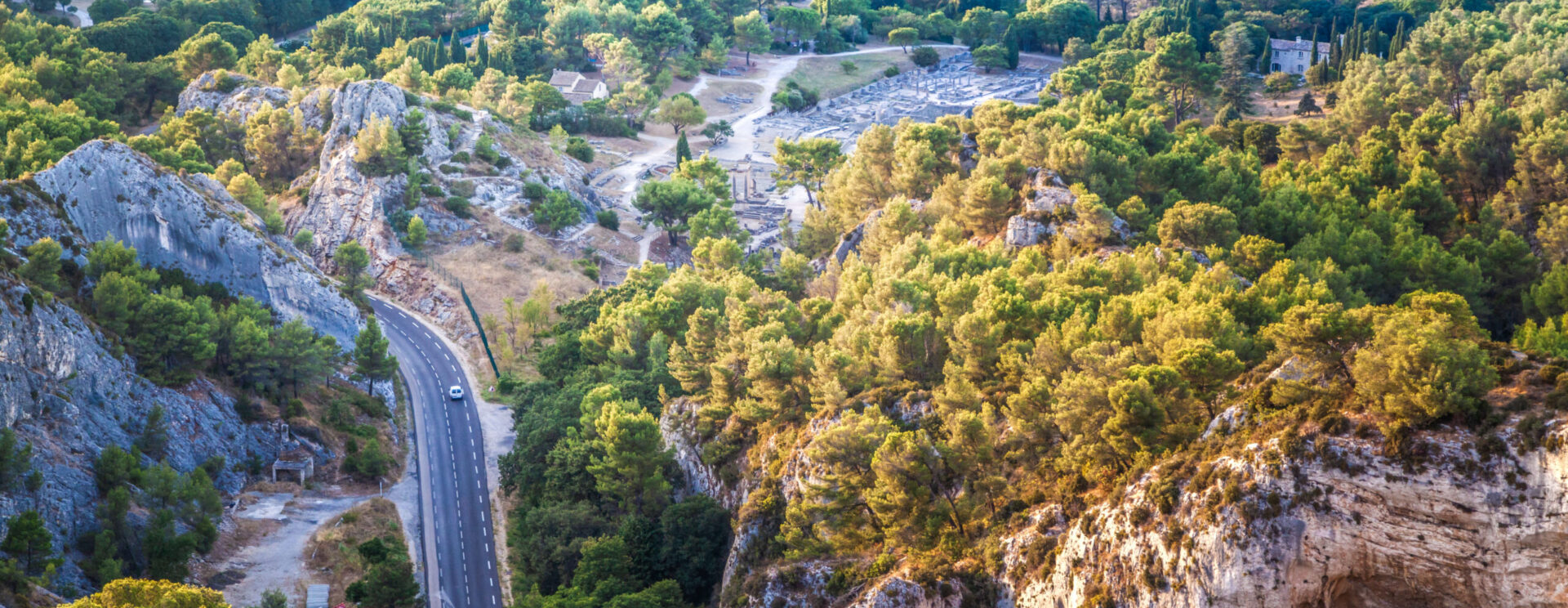 Photo d'une route au coeur des Alpilles