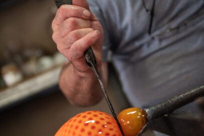 Gros plan sur les mains d'un souffleur de verre au travail - Agrandir l'image, fenêtre modale