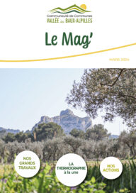 Page de une du Mag' 2024 représentant les Alpilles avec un champ d'oliviers devant et trois grands titres : nos grands travaux, la thermographie à la une et nos actions - Agrandir l'image, fenêtre modale