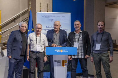 Les président, vice-président et deux agents de la Communauté de communes reçoivent le prix à l'Hôtel de Région. - Agrandir l'image, fenêtre modale