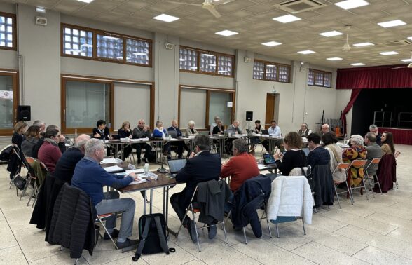 Les élus du conseil communautaire sont assis, attablés, en cercle pour siéger dans une salle polyvalente. - Agrandir l'image, fenêtre modale