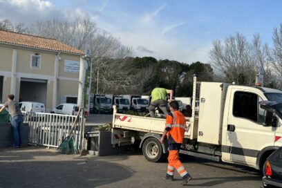 Un homme décharge ses déchets verts dans une benne depuis un camion plate forme - Agrandir l'image, fenêtre modale