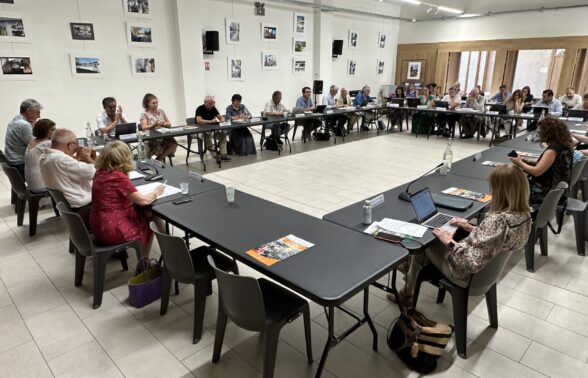 Photos des conseillers communautaires autour de la table dans la salle polyvalente du Paradou - Agrandir l'image, fenêtre modale