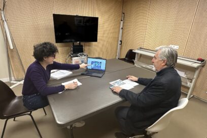 Notre conseillère info énergie est en rendez-vous avec un monsieur. Assis tous les deux derrière un ordinateur, elle lui montre des photos de la thermographie aérienne de son habitation. - Agrandir l'image, fenêtre modale
